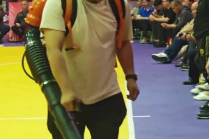 水平不得了！球友晒视频：和我妈打球 她70多岁还在场上跑